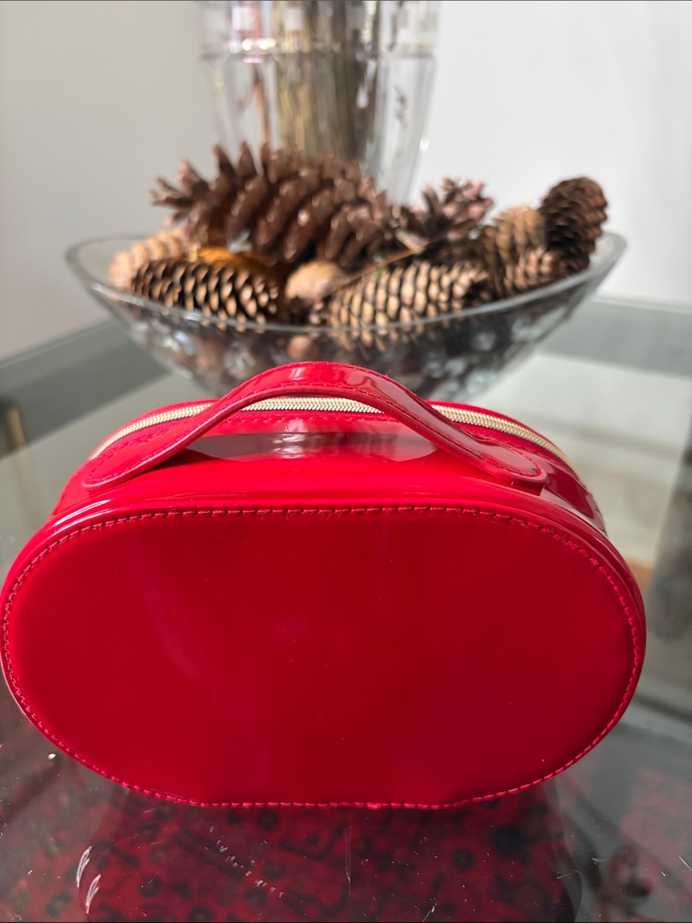 Dior beauty Glossy Red Oval Vanity Case with Raised Logo - Picture 3 of 7